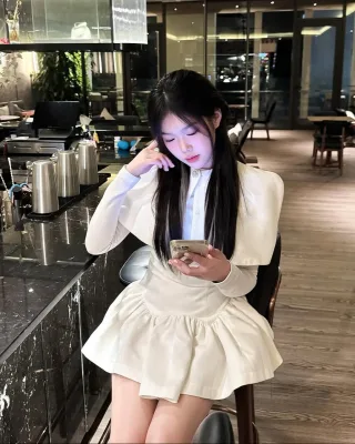 Photo 1 of Set áo chân váy nữ vai rộng màu kem