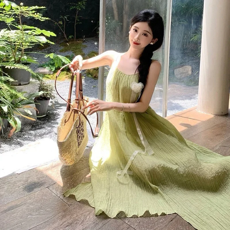 Photo 4 of Váy maxi xanh lá hai dây xếp ly nữ