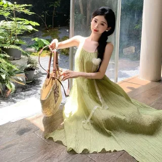Photo 4 of Váy maxi xanh lá hai dây xếp ly nữ