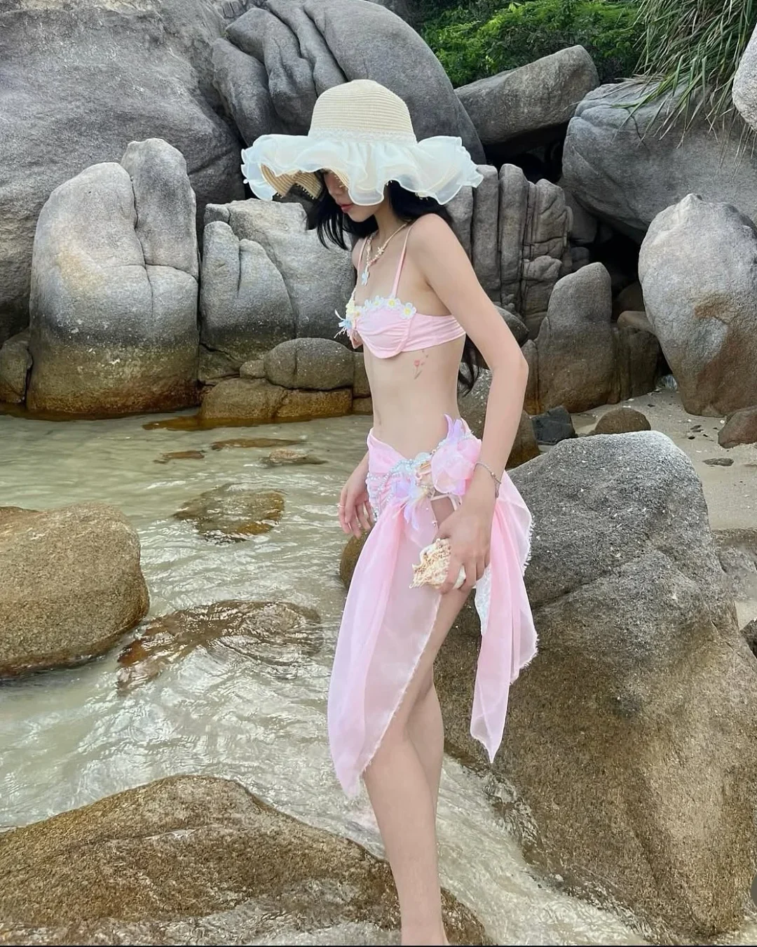 Photo 4 of Bikini hai mảnh hồng nhạt nữ đi biển