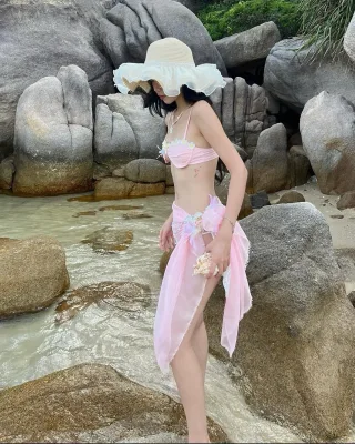 Photo 4 of Bikini hai mảnh hồng nhạt nữ đi biển