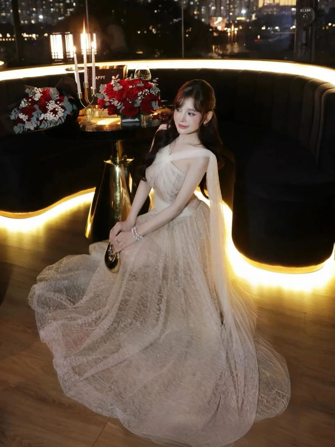 Ảnh 1 của Đầm ren dạ hội beige trễ vai nữ