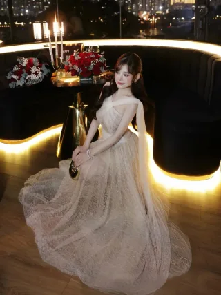 Ảnh 1 của Đầm ren dạ hội beige trễ vai nữ