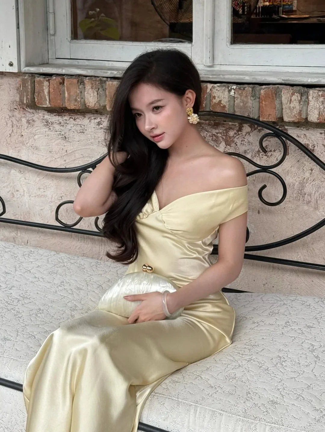 Photo 5 of Đầm satin trễ vai màu vàng nhạt nữ