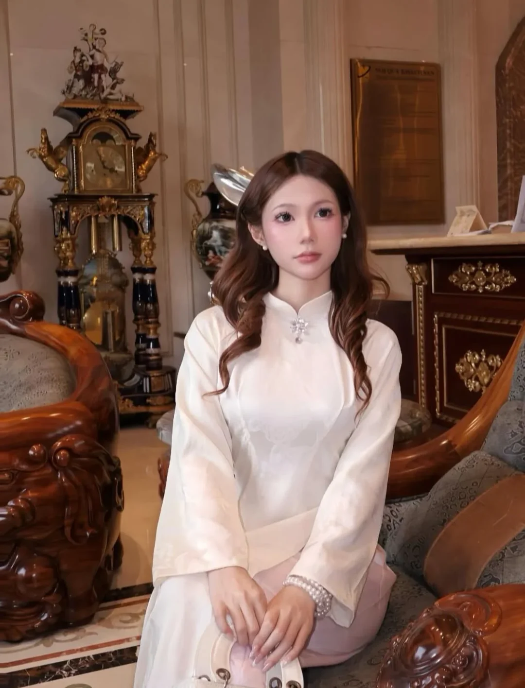 Photo 3 of Áo dài nữ satin trắng thêu ren truyền thống