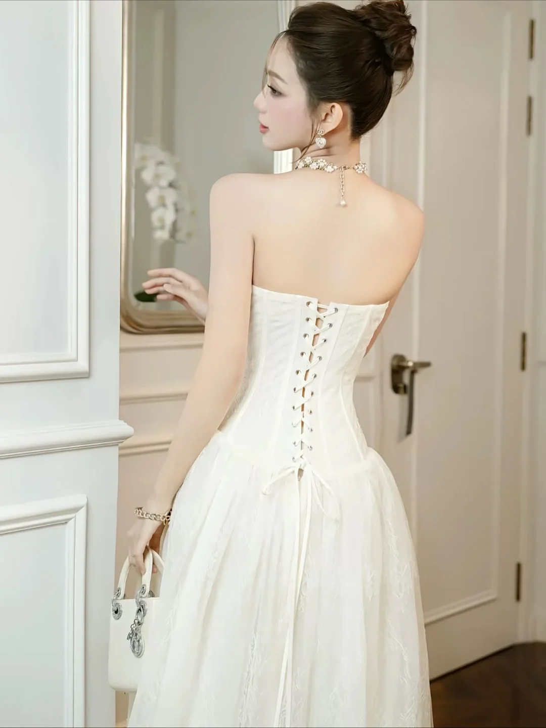 Photo 2 of Đầm maxi trắng strapless sang trọng