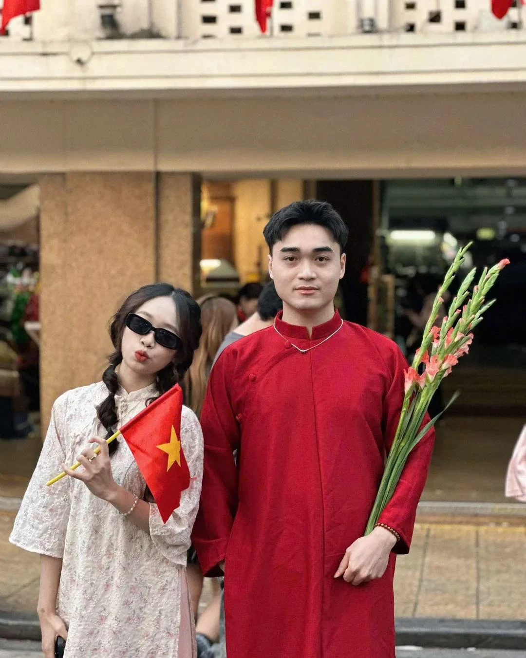 Ảnh 1 của Áo dài couple lụa đỏ trắng hoa nhí