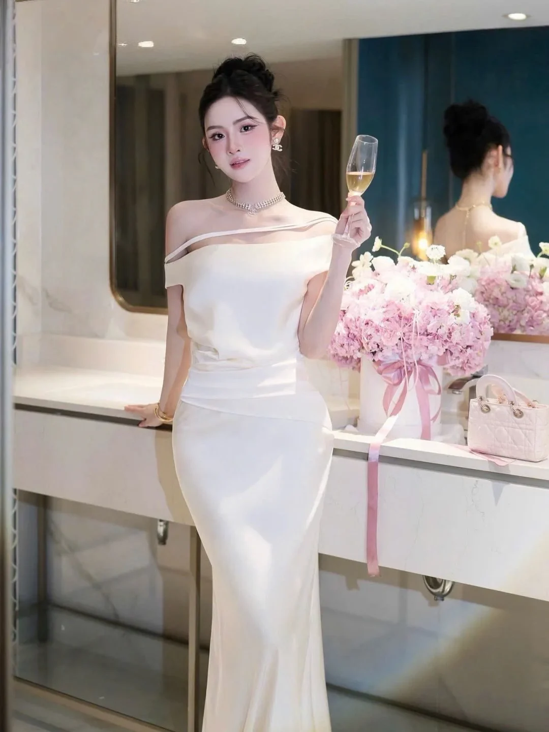Ảnh 5 của Váy dạ hội lụa kem trễ vai nữ