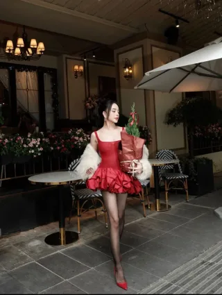 Ảnh 4 của Đầm đỏ mini dự tiệc lụa kèm choàng lông