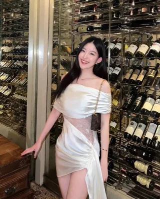 Ảnh 2 của Đầm trễ vai satin trắng sang trọng