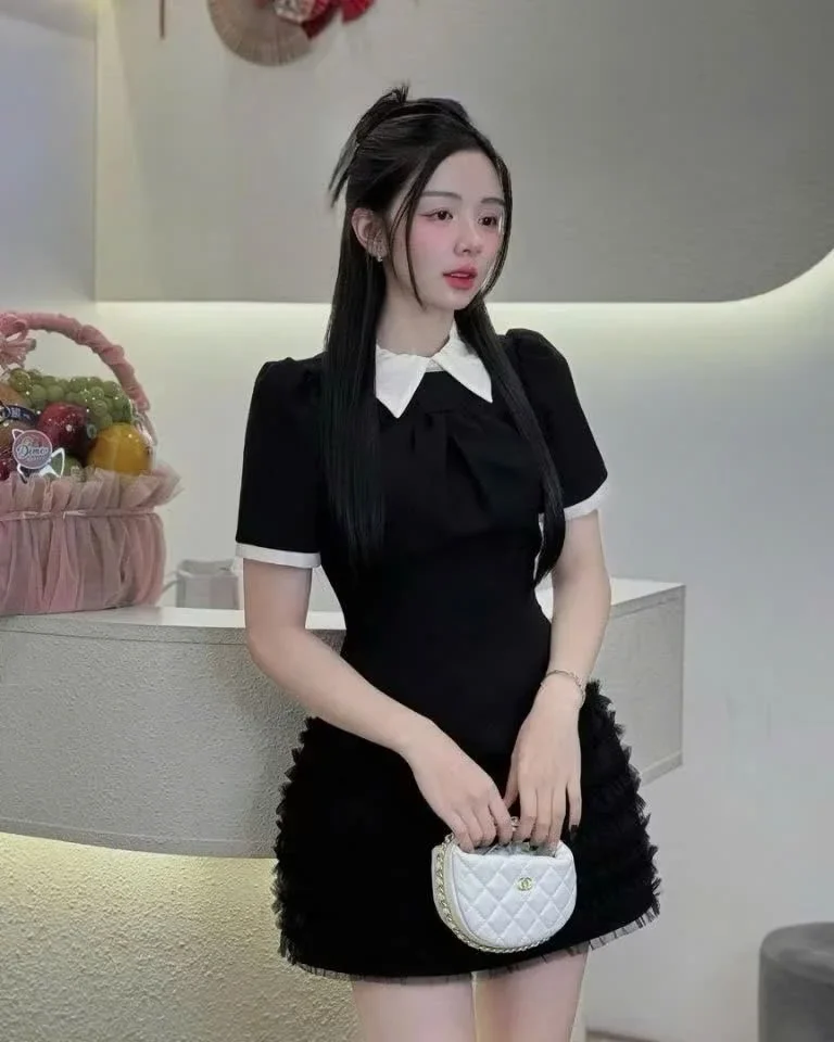 Photo 2 of Đầm đen cổ trắng bèo nhún nữ