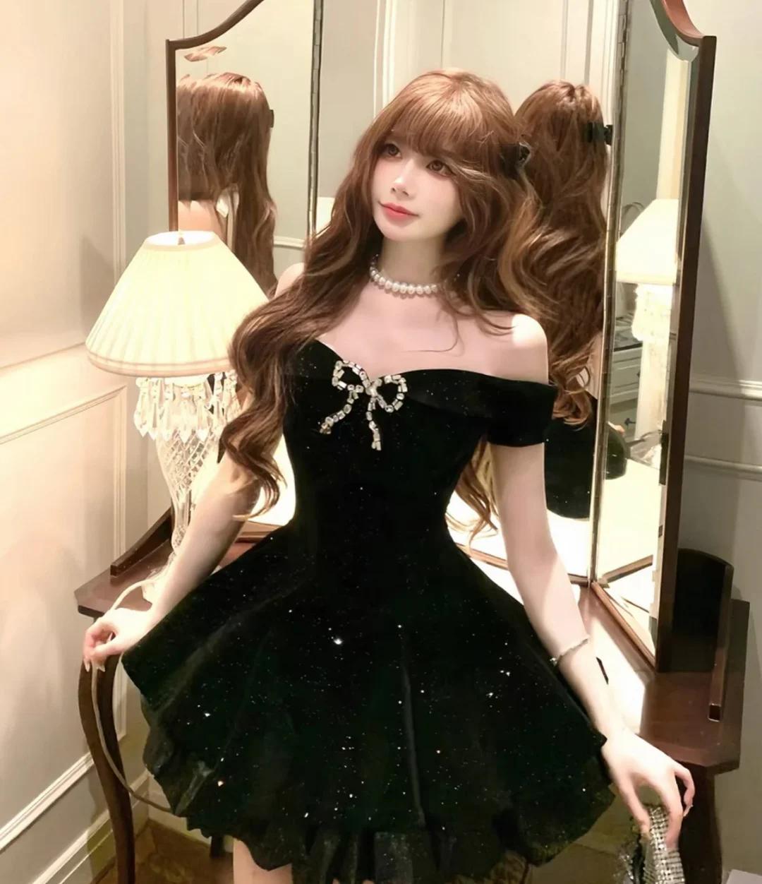 Photo 2 of Đầm nhung đen ngắn trễ vai dự tiệc