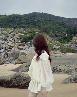 Photo 4 of Set áo váy trắng trễ vai tay phồng nữ