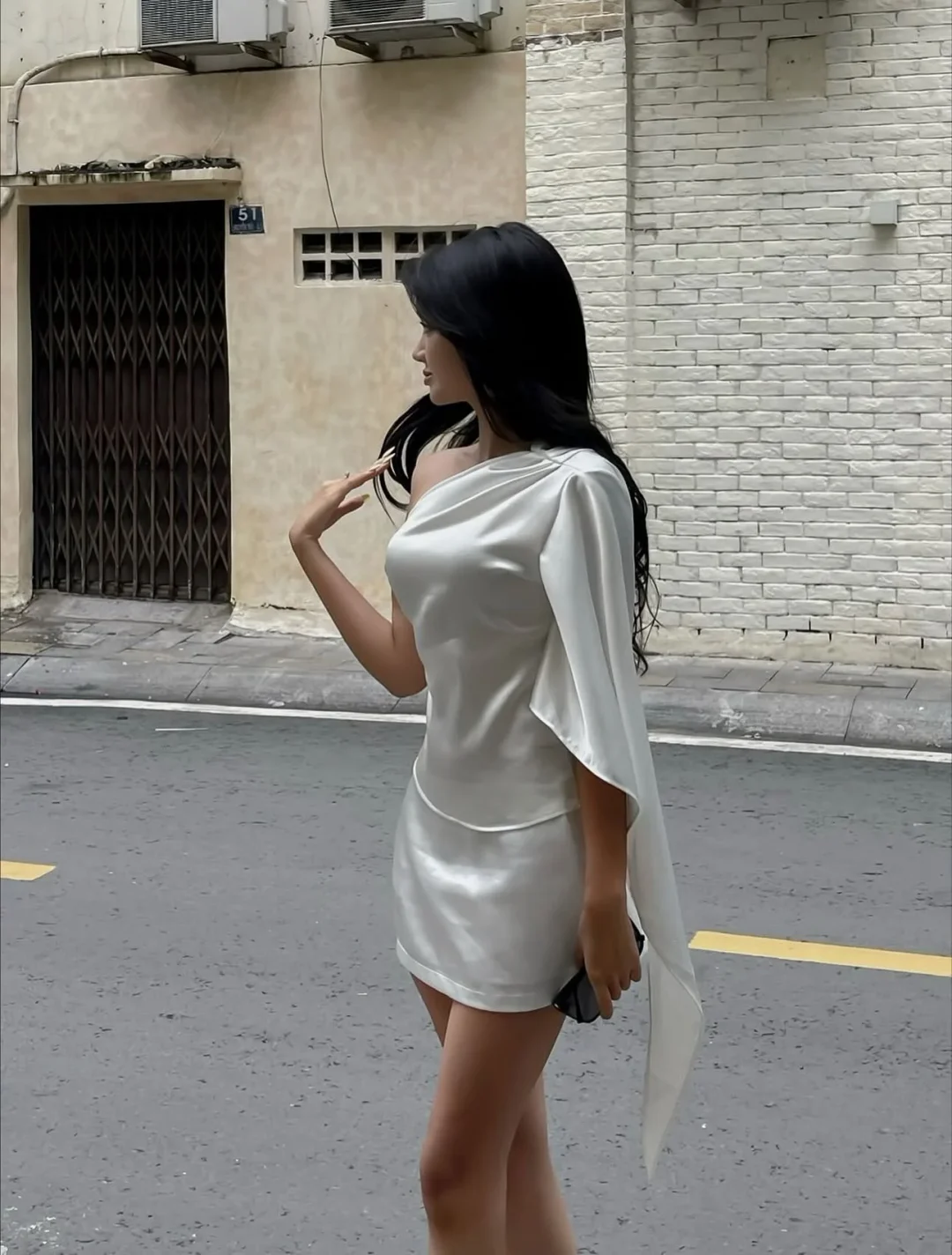 Photo 5 of Đầm trắng ngắn satin cúp ngực nữ