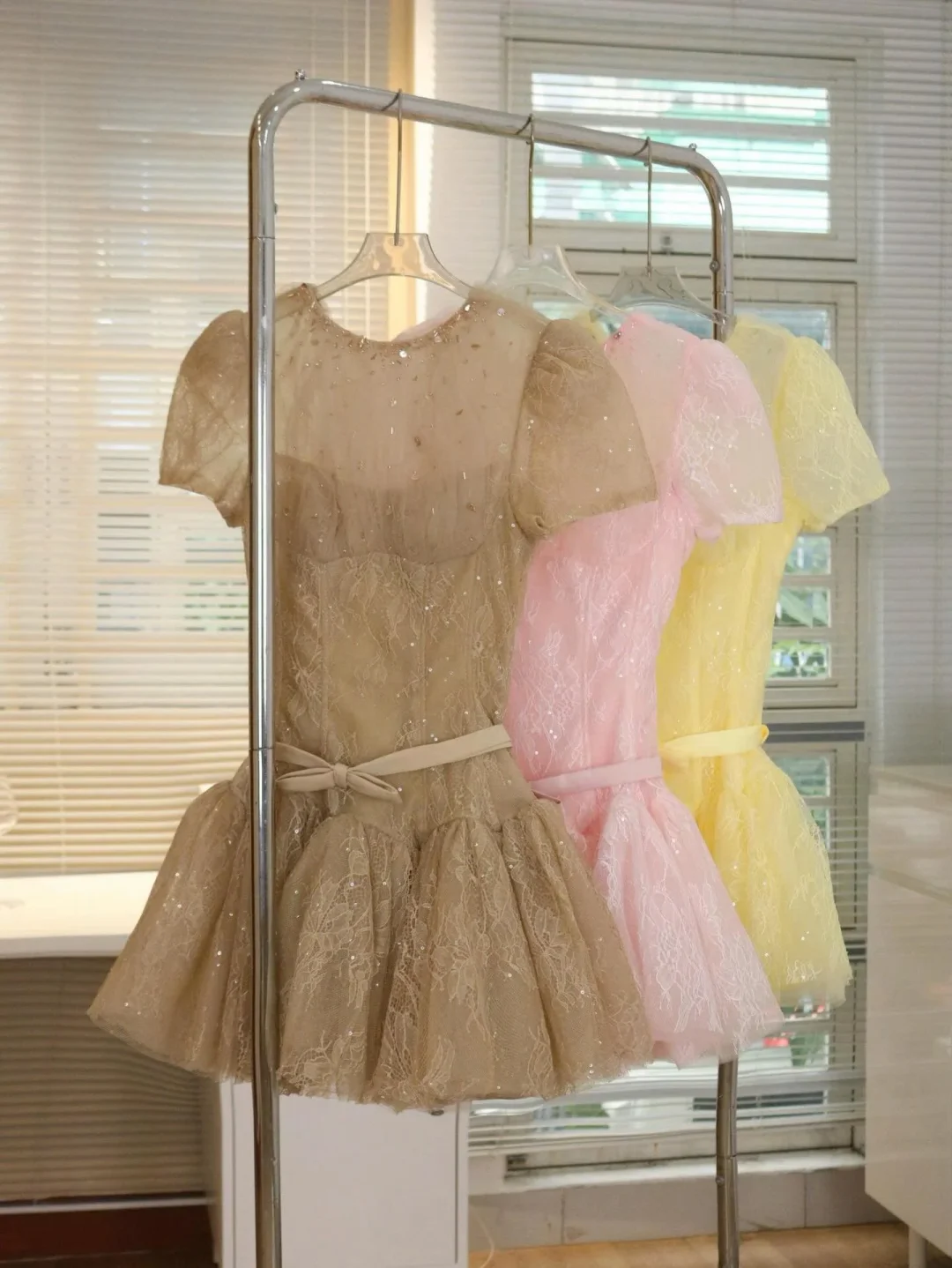 Ảnh 10 của Váy ren hồng pastel ngắn nữ tính