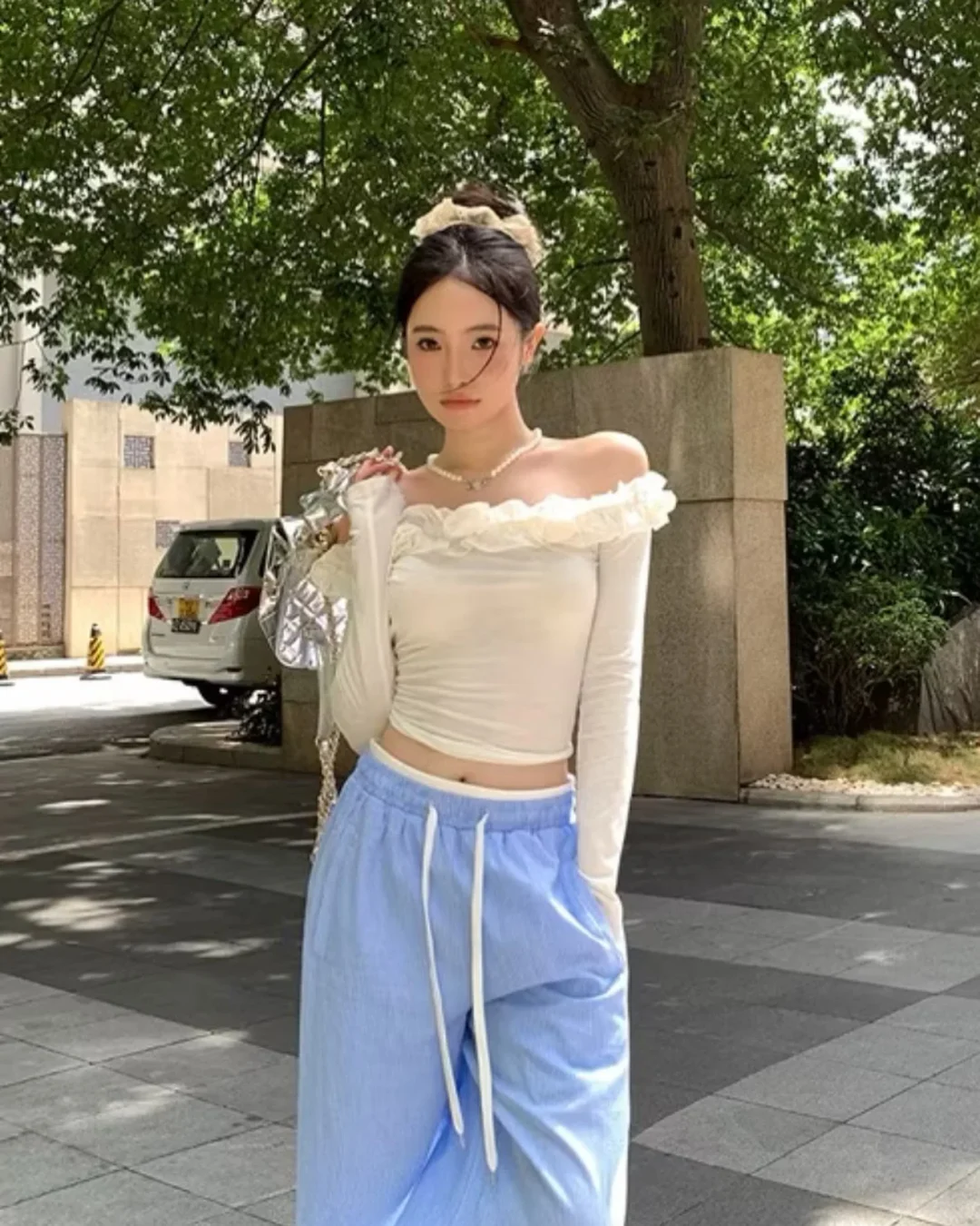 Photo 3 of Set áo trễ vai trắng quần ống rộng nữ
