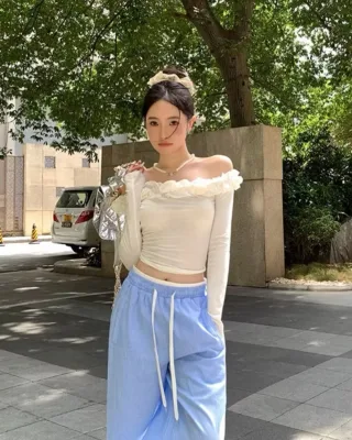 Photo 3 of Set áo trễ vai trắng quần ống rộng nữ