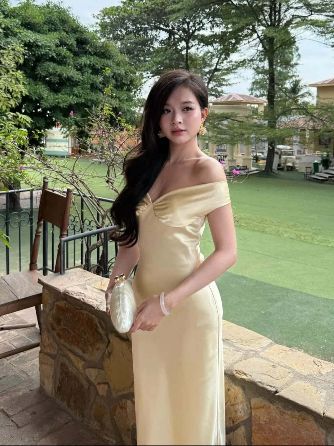 Photo 2 of Đầm satin trễ vai màu vàng nhạt nữ