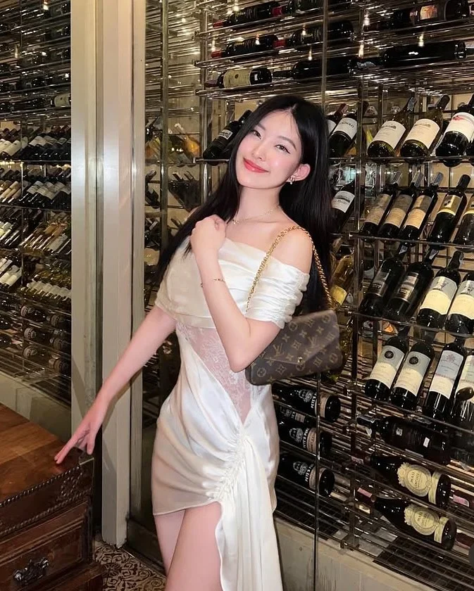 Ảnh 5 của Đầm trễ vai satin trắng sang trọng