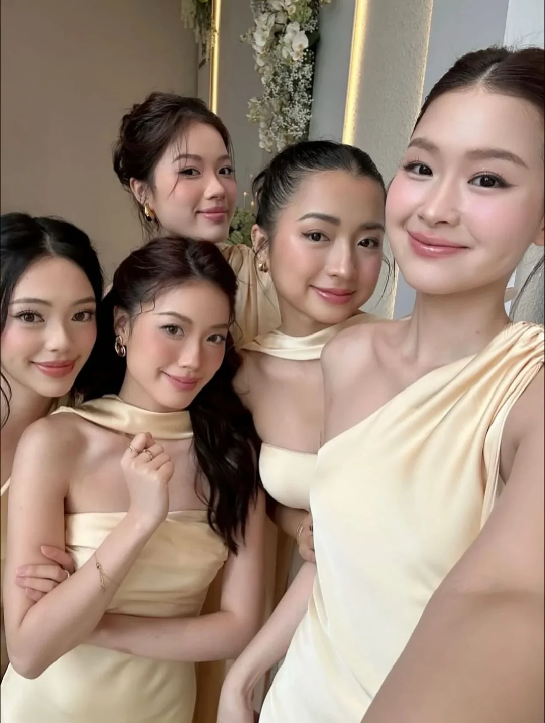 Photo 4 of Đầm dạ hội lụa kem một vai size S