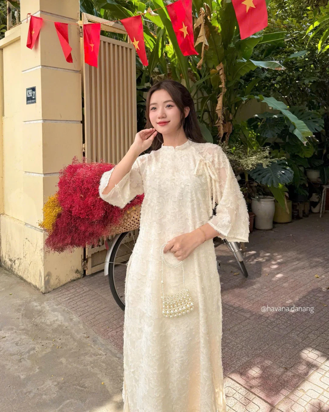 Photo 1 of Áo dài ren trắng thêu hoa nữ cho thuê