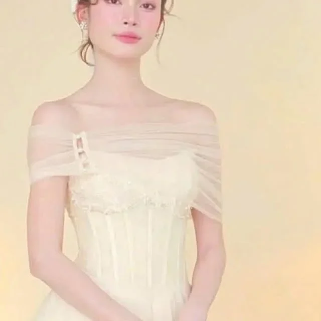 Photo 1 of Váy cưới voan kem lệch vai vintage