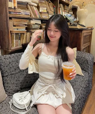 Photo 2 of Bộ croptop trắng chân váy xòe nữ