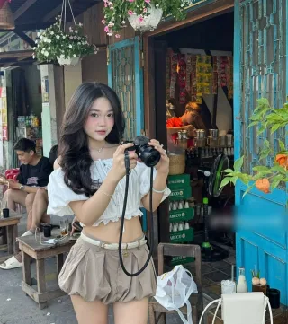 Photo 3 of Set áo trễ vai trắng quần short phồng nữ