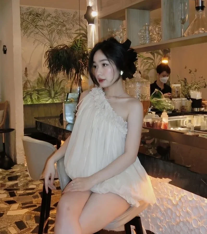 Photo 4 of Set đồ trễ vai bèo nhún kem nữ