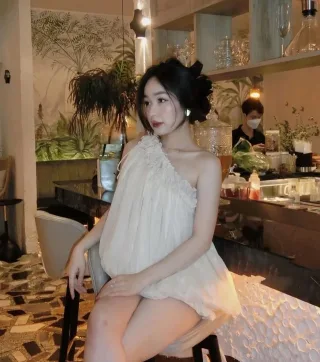 Photo 4 of Set đồ trễ vai bèo nhún kem nữ