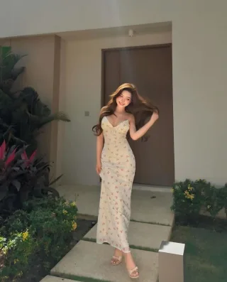 Photo 1 of Váy maxi hai dây hoa nhí màu kem