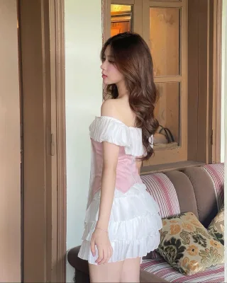 Photo 2 of Đầm trễ vai hồng trắng size S nữ