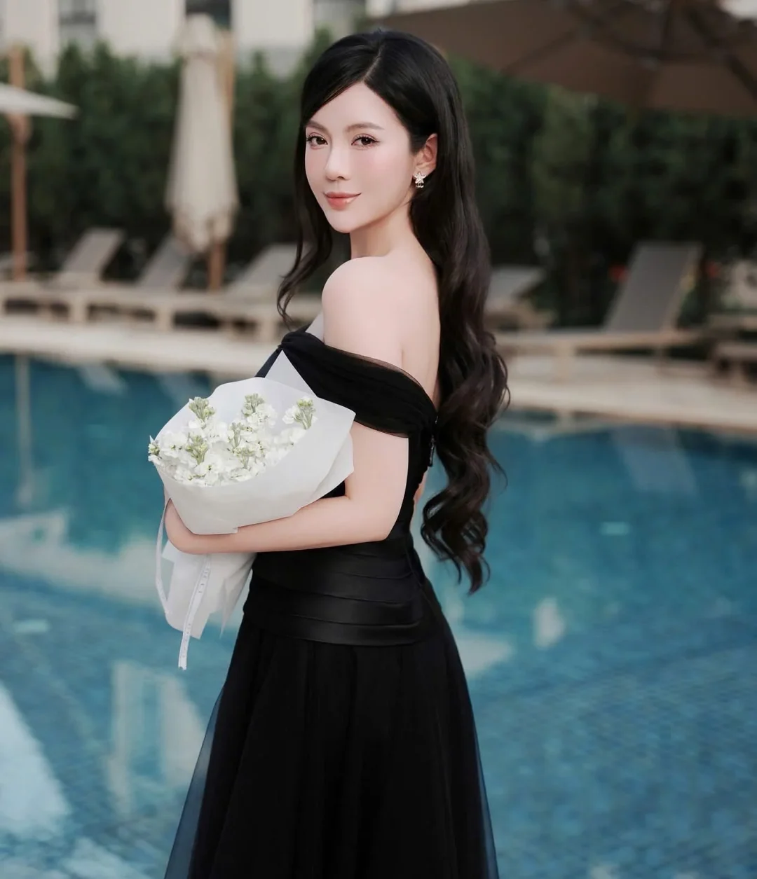 Photo 4 of Đầm dạ hội đen trễ vai nữ sang trọng