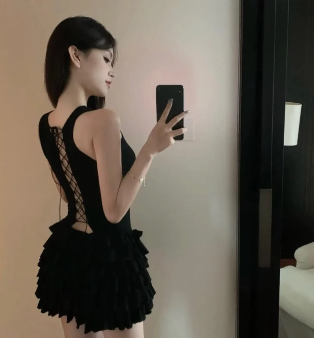 Ảnh 2 của Đầm bodycon đen hở lưng ruffle nữ