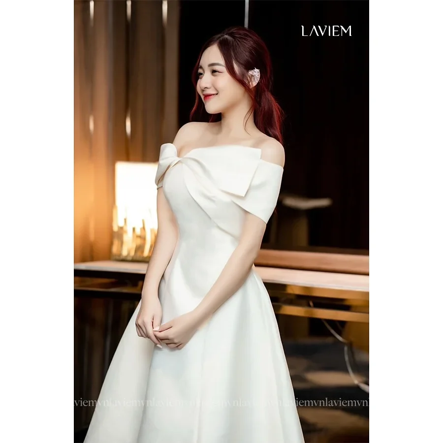 Photo 1 of Đầm maxi trắng trễ vai nơ lớn