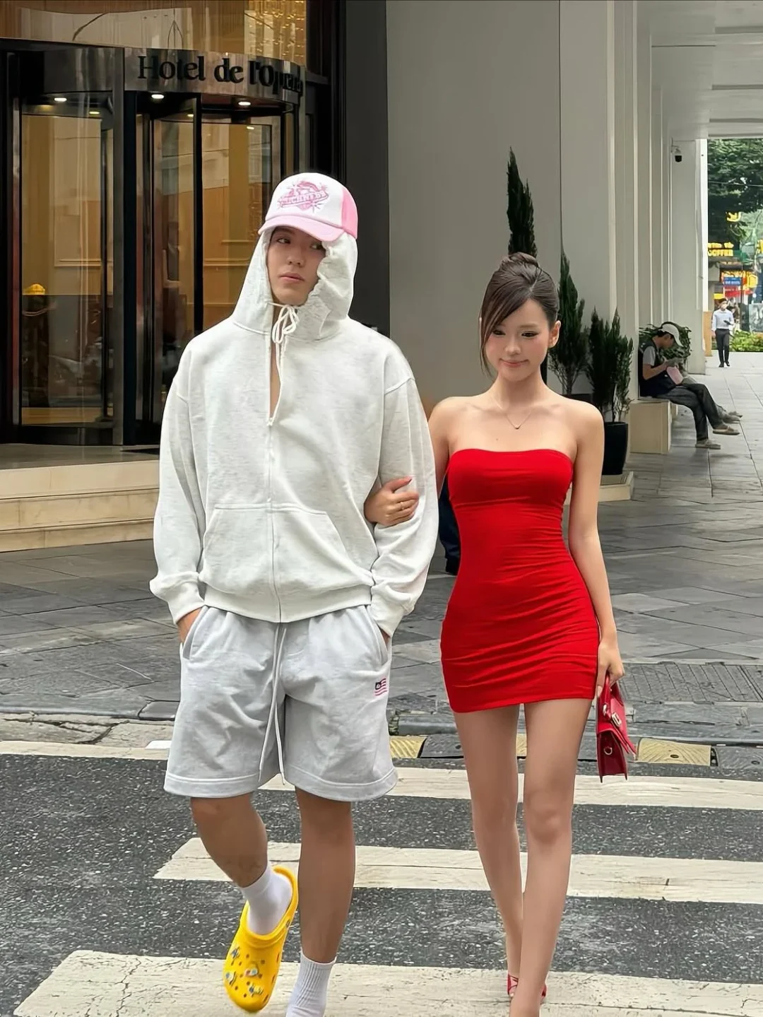 Photo 1 of Váy bodycon đỏ và hoodie trắng đôi