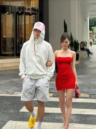 Photo 1 of Váy bodycon đỏ và hoodie trắng đôi