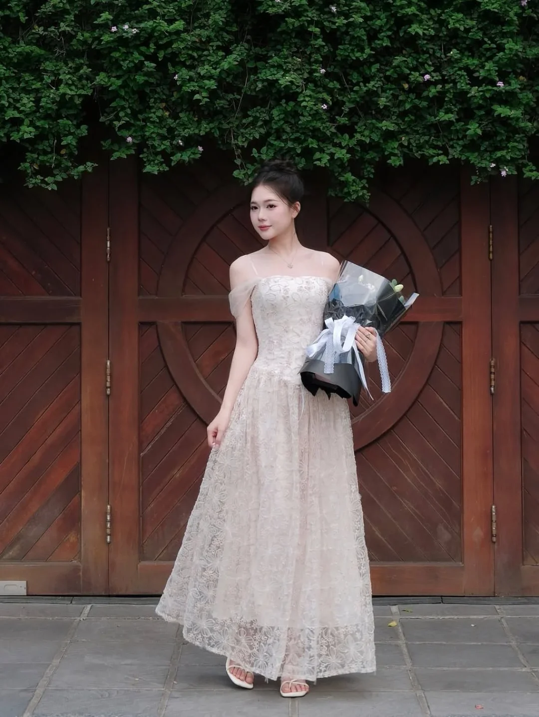 Ảnh 1 của Váy ren maxi trễ vai màu kem size S/M