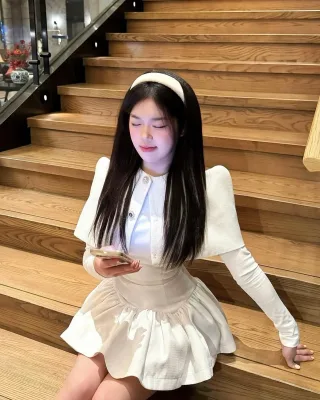 Photo 4 of Set áo chân váy nữ vai rộng màu kem