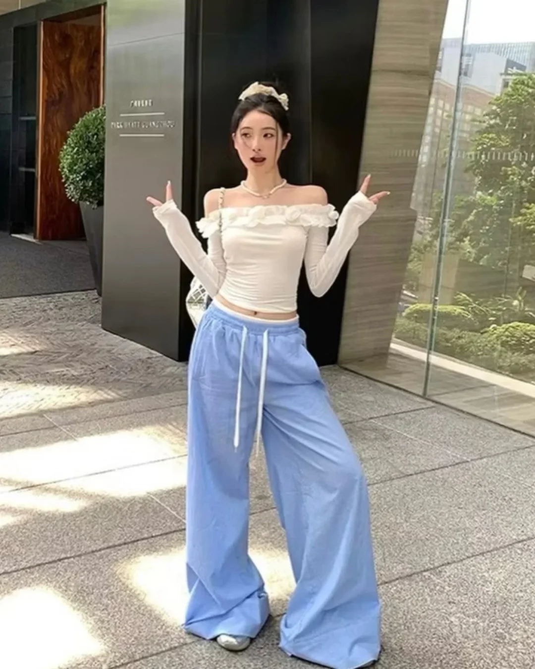 Photo 2 of Set áo trễ vai trắng quần ống rộng nữ