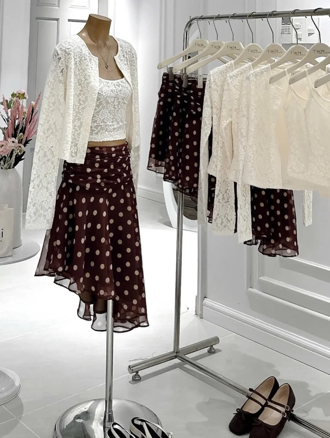 Ảnh 6 của Chân váy midi chấm bi phối áo ren trắng nữ