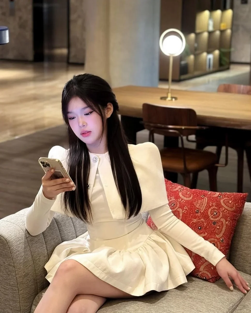 Photo 5 of Set áo chân váy nữ vai rộng màu kem