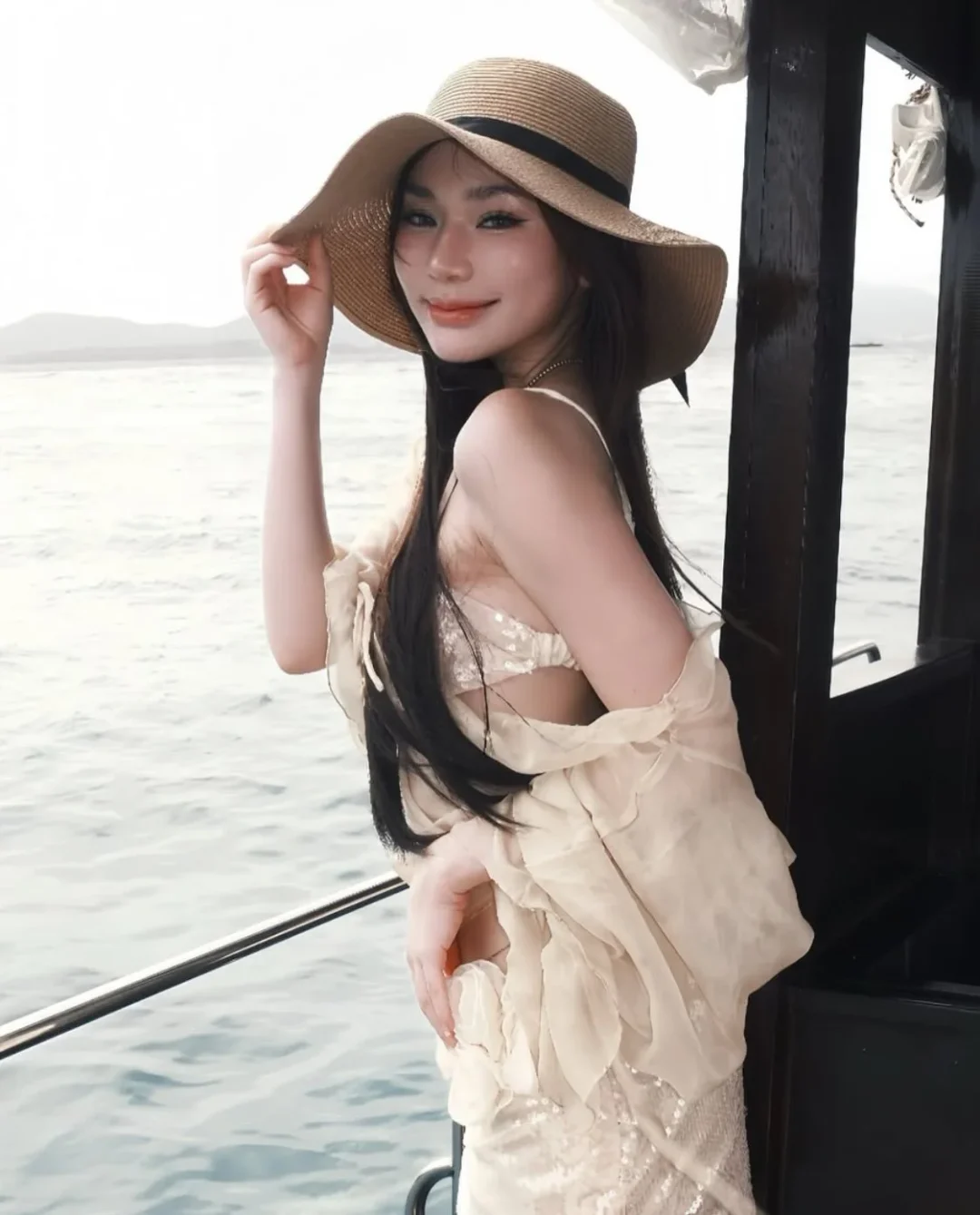 Photo 3 of Set áo trễ vai voan be kèm chân váy sequin nữ