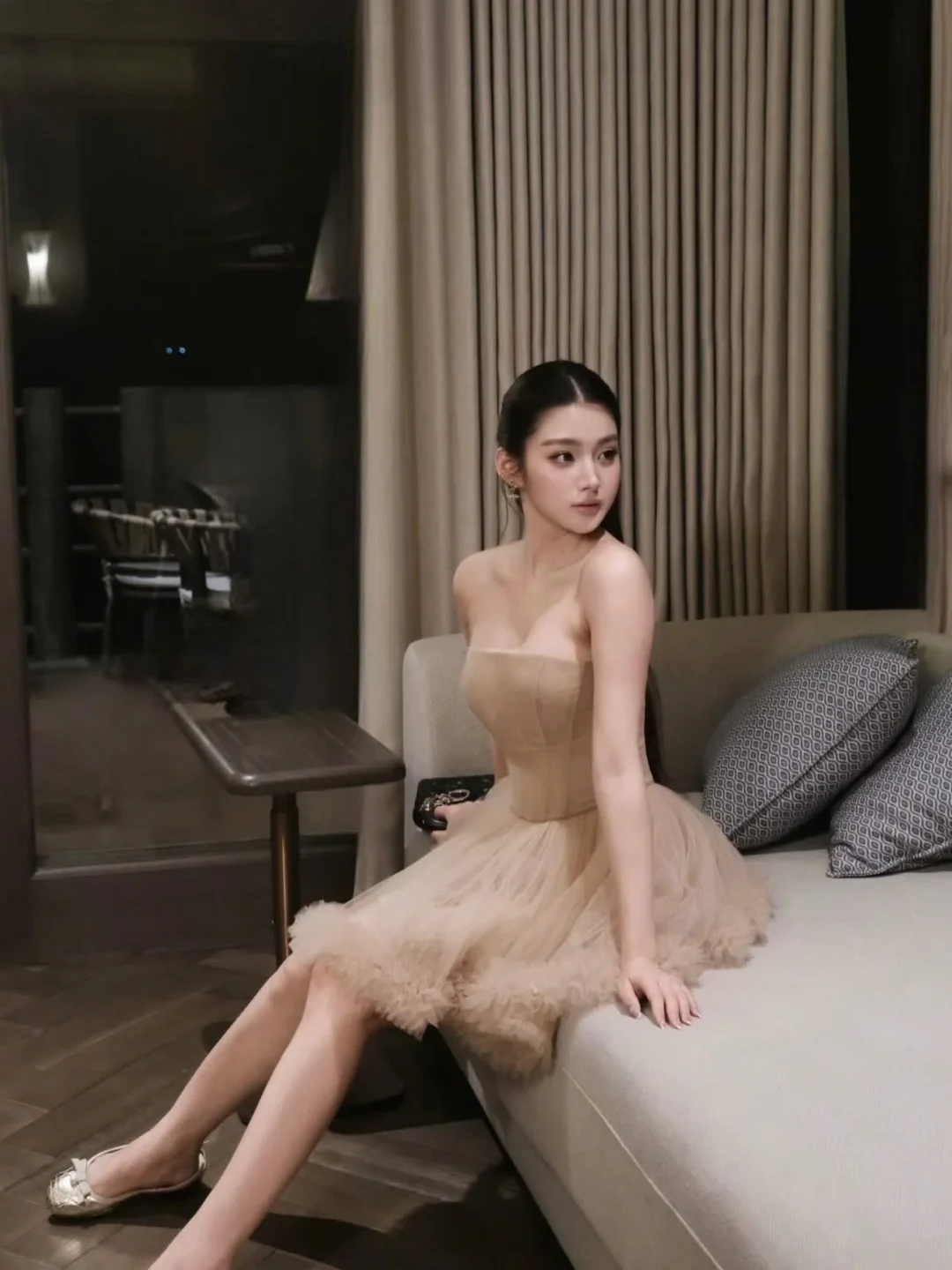 Ảnh 2 của Váy tulle ngắn strapless màu be nữ