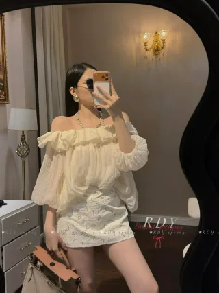 Ảnh 1 của Set áo trễ vai xếp ly chân váy thêu nữ