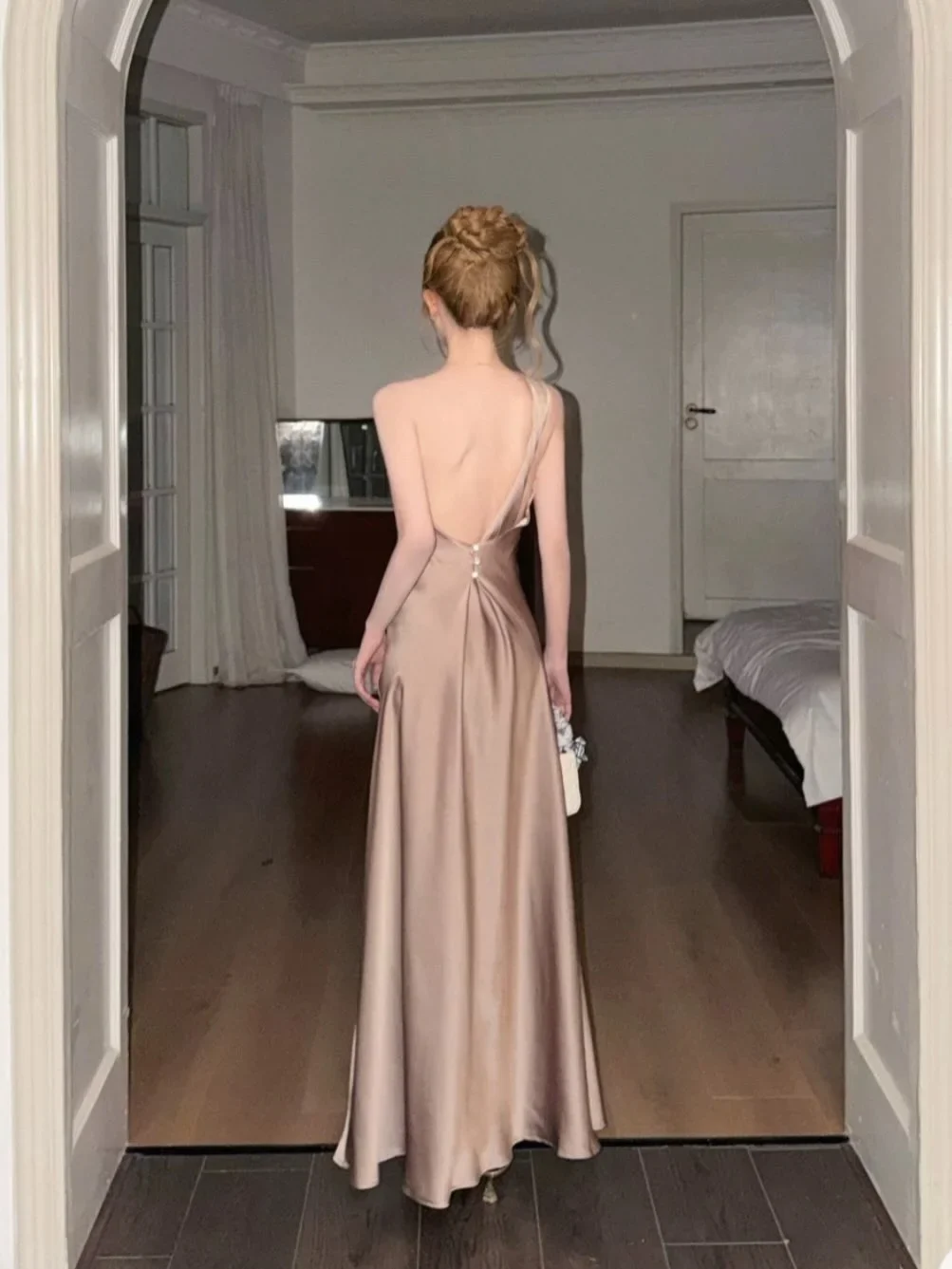 Ảnh 1 của Váy satin nude hở lưng maxi nữ