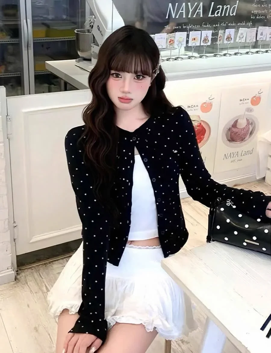 Photo 3 of Bộ áo cardigan chấm bi kèm chân váy bèo trắng size S