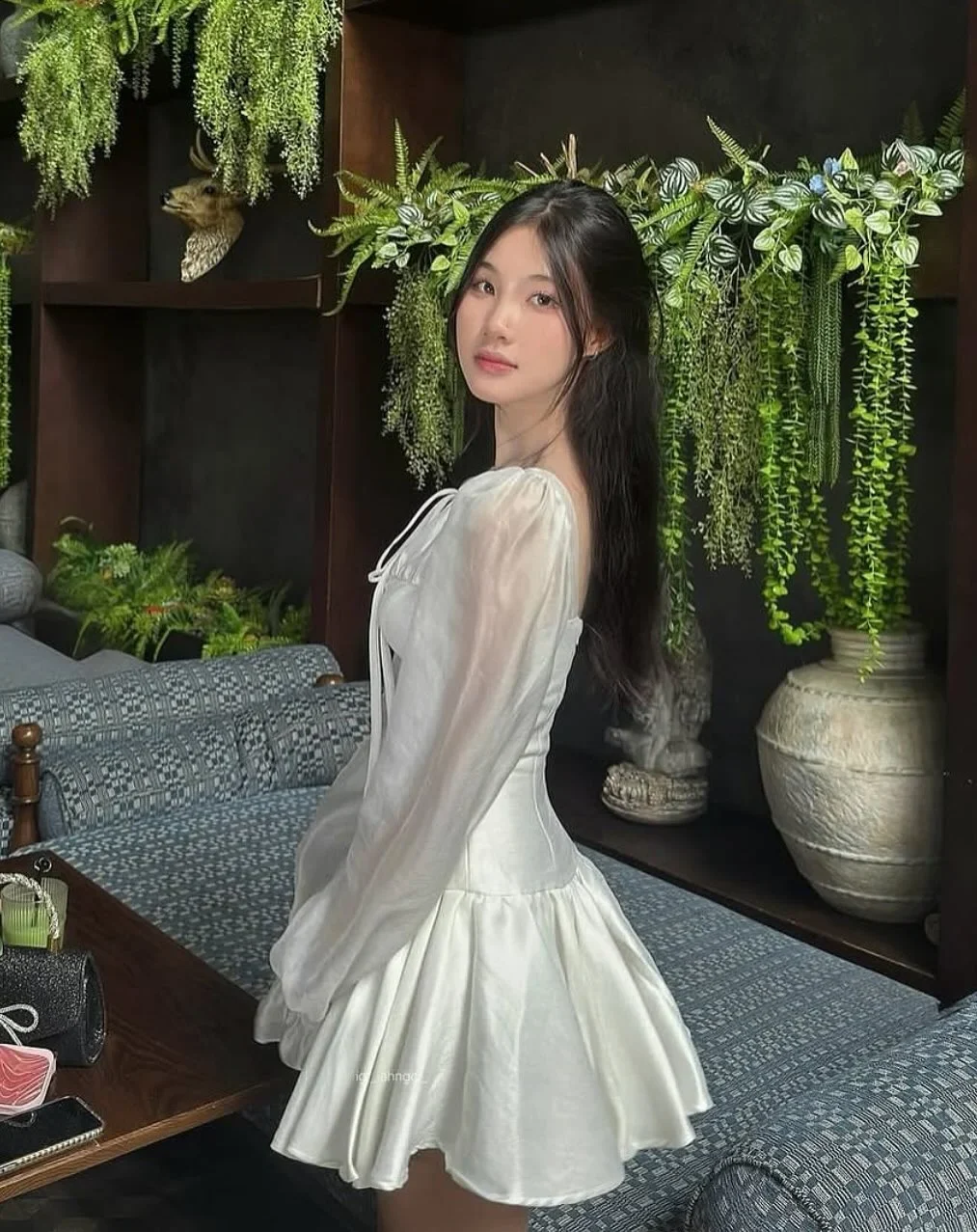 Photo 4 of Váy ngắn trắng satin tay phồng nữ