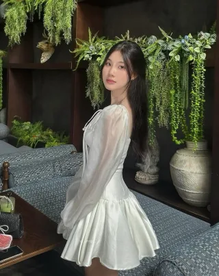 Photo 4 of Váy ngắn trắng satin tay phồng nữ