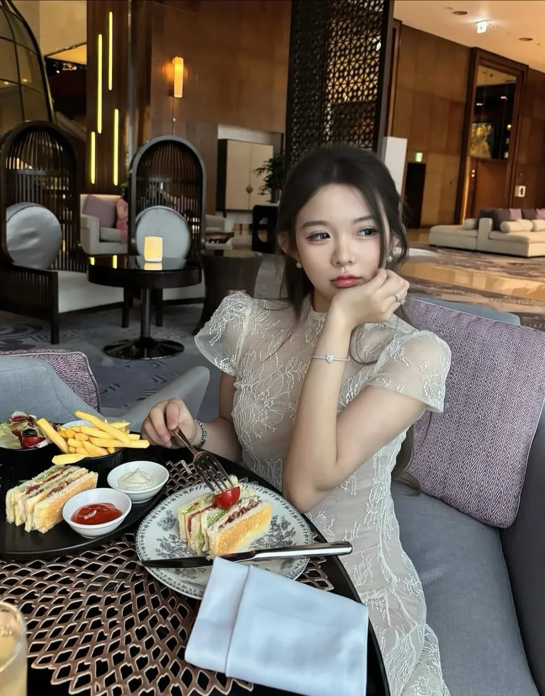 Ảnh 3 của Váy ren trắng midi tay ngắn nữ